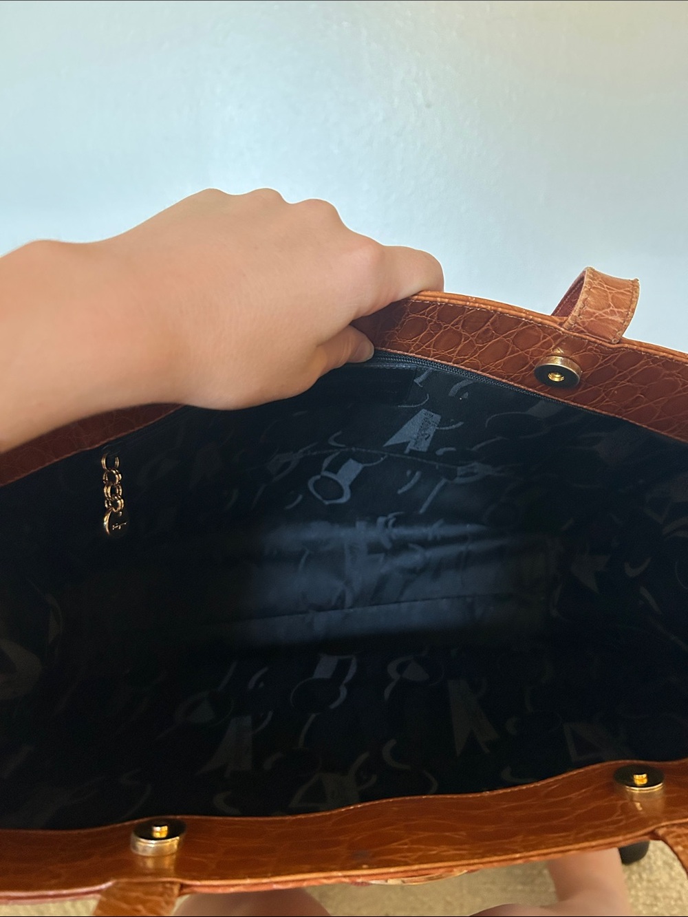 Salvatore Ferragamo Vara Bow Croc-Embossed Leather Tote Bag - Picture 11 of 14